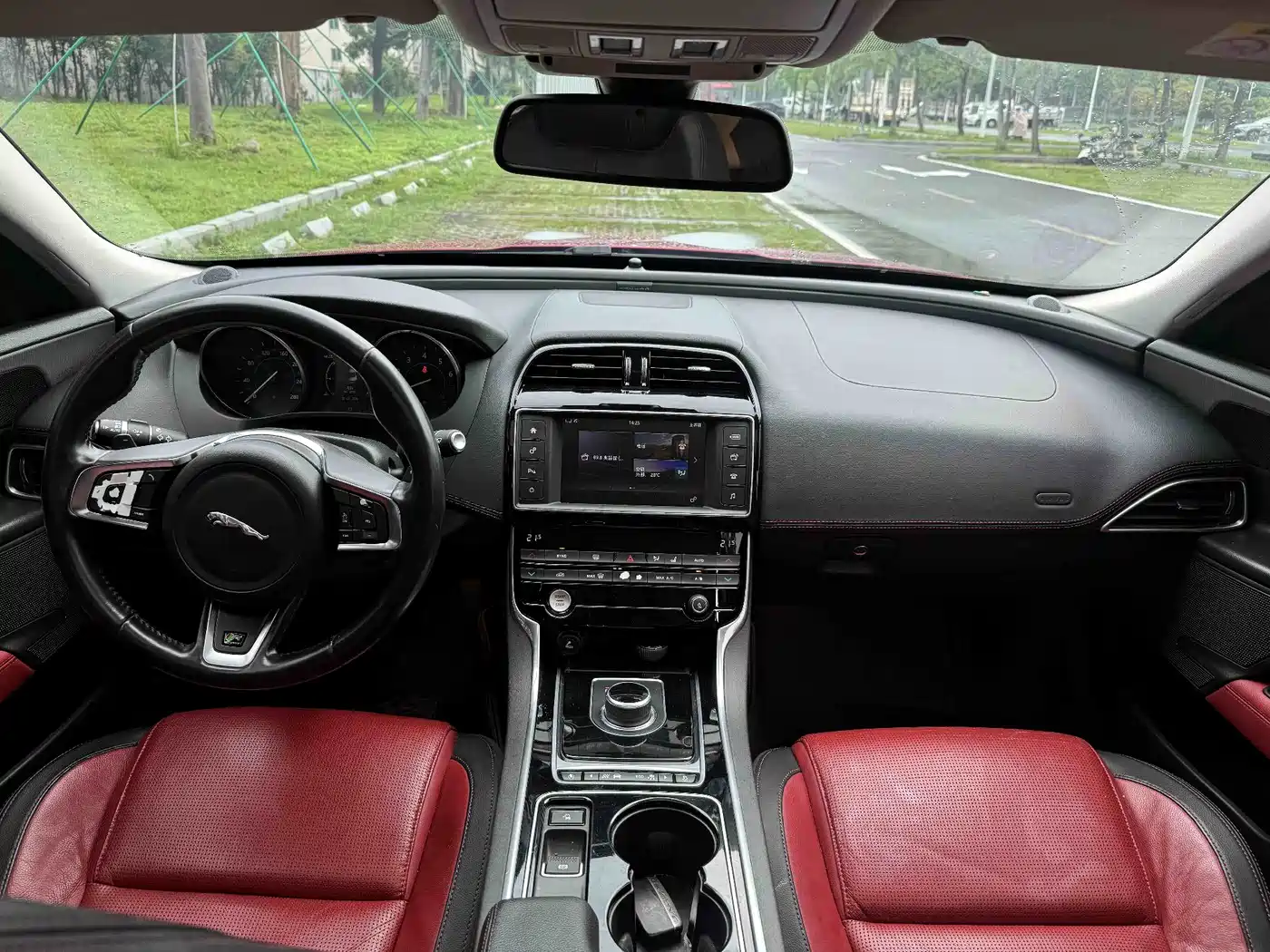 Jaguar XE 2015 2.0T 200PS R-Sport фото 4