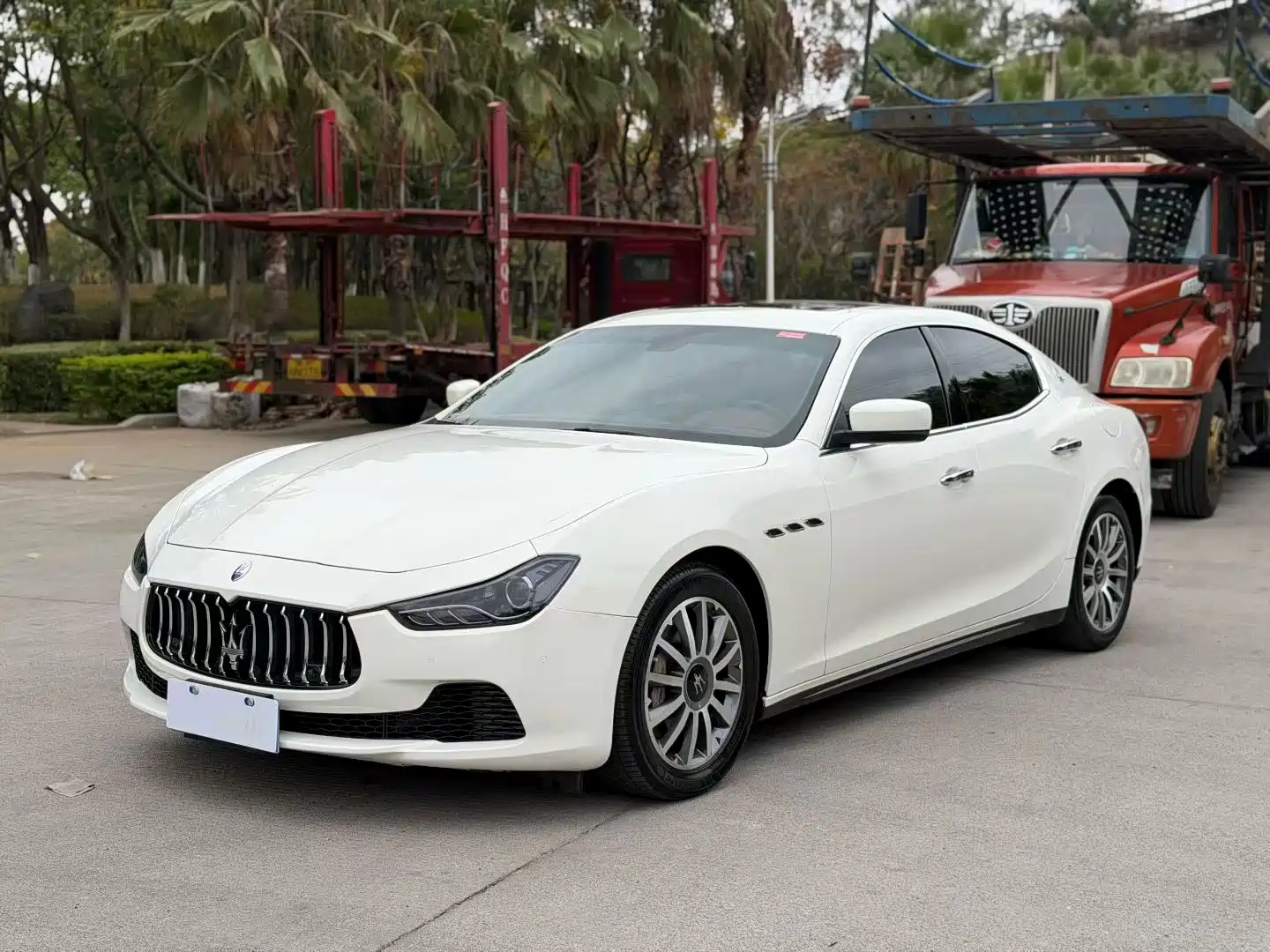 Photo 1 - Maserati Ghibli