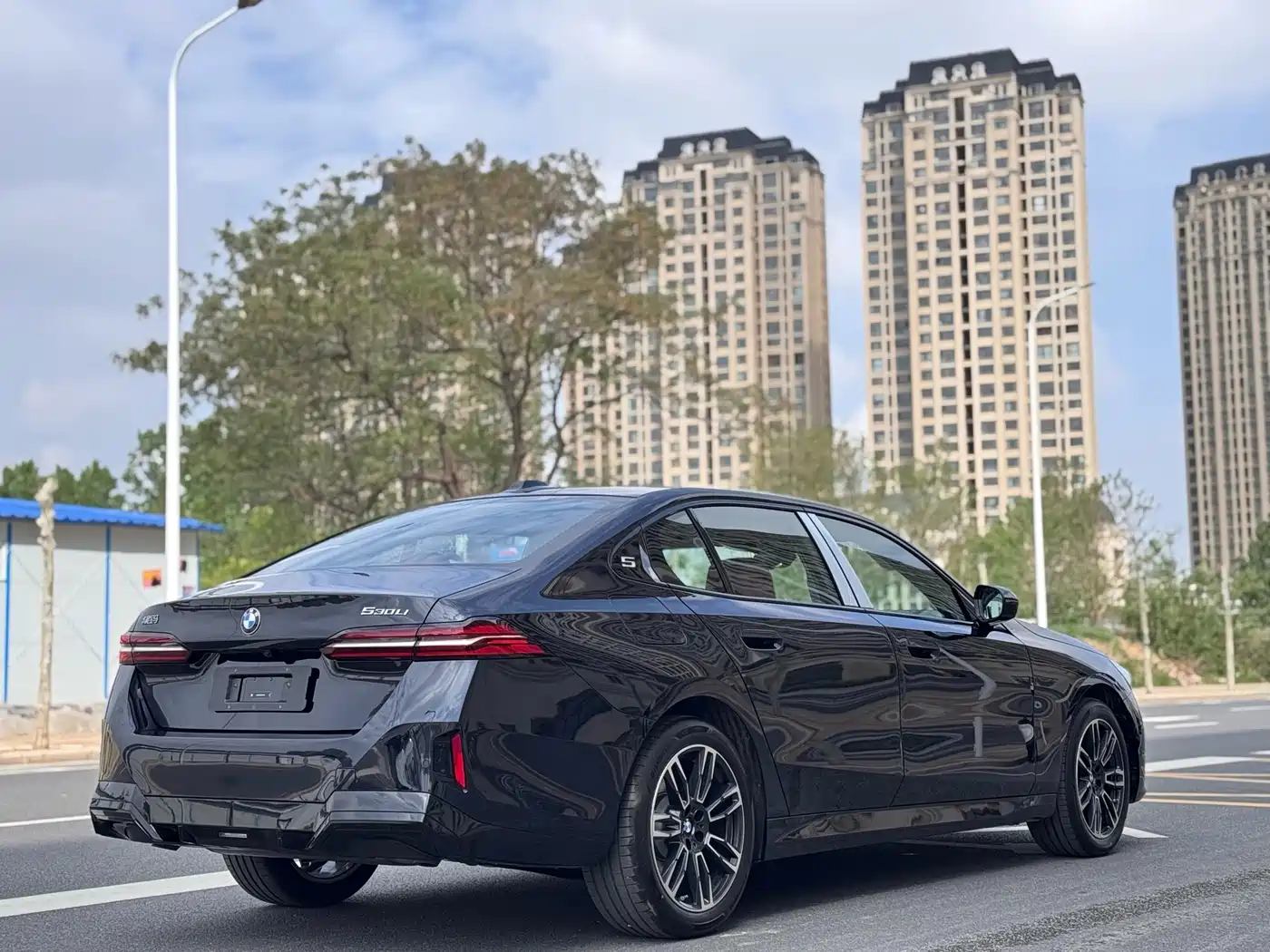 BMW 5 Series 2025 530Li Leading M Sport Package фото 11
