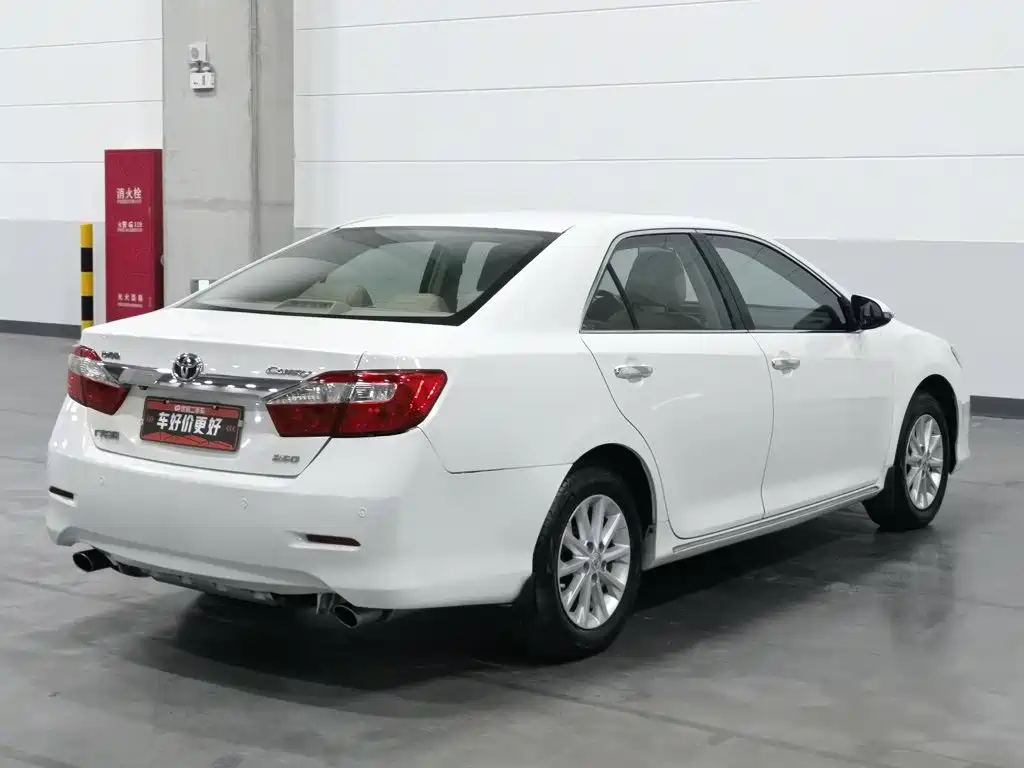Photo 2 - Toyota Camry