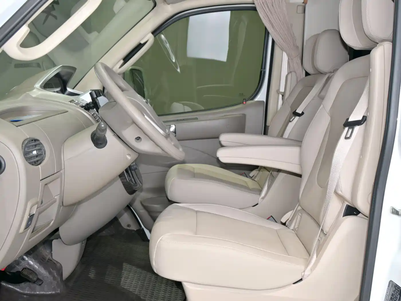 SAIC Maxus Xintu V80 2018 2.5T AMT Elite Long Wheelbase High Roof 5 Seater фото 10