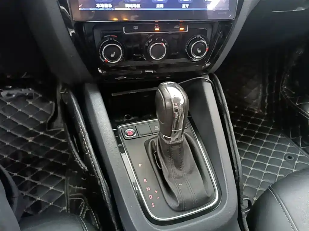 Volkswagen Sagitar 2017 180TSI Auto Exclusive Edition фото 14