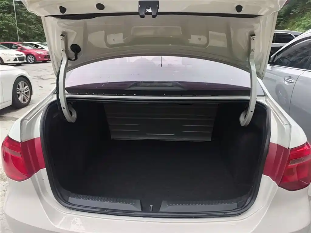 Volkswagen Jetta 2015 Value Edition 1.6L Manual Fashion фото 15