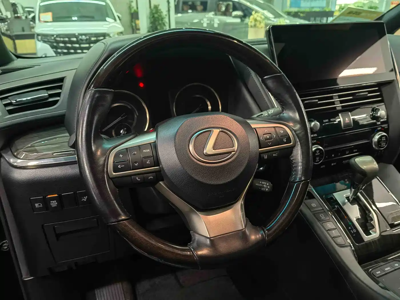 Lexus LM 2020 300h 4-Seat Imperial Edition фото 11