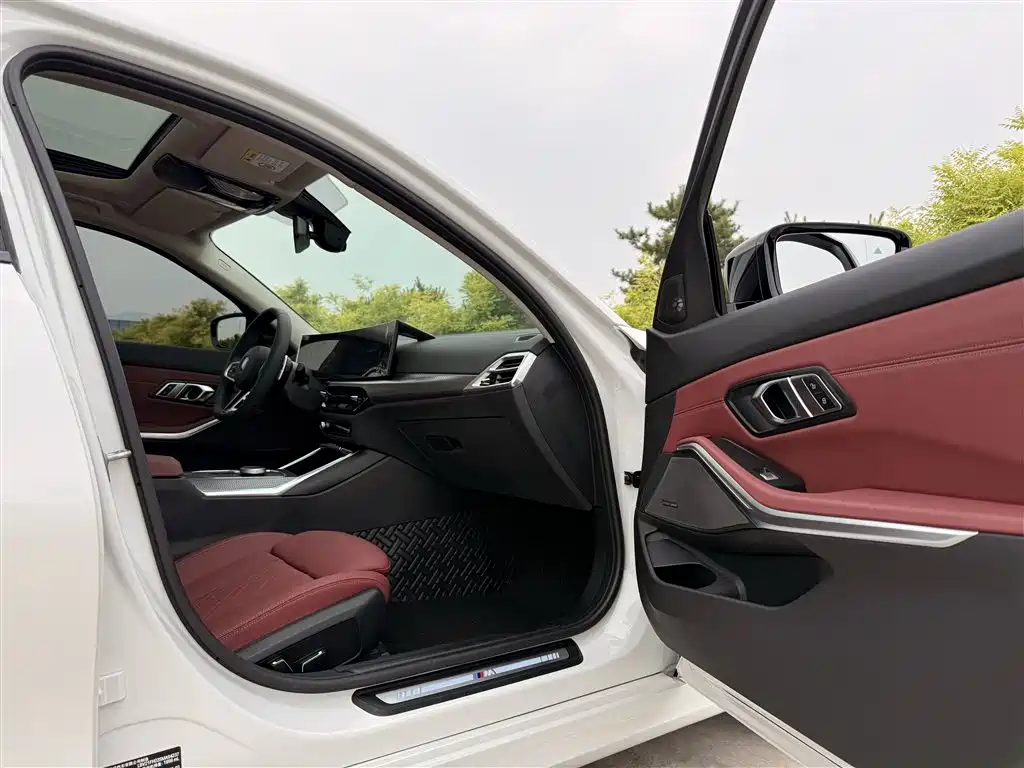 BMW 3 Series 2025 330Li M Sport Night Edition фото 10