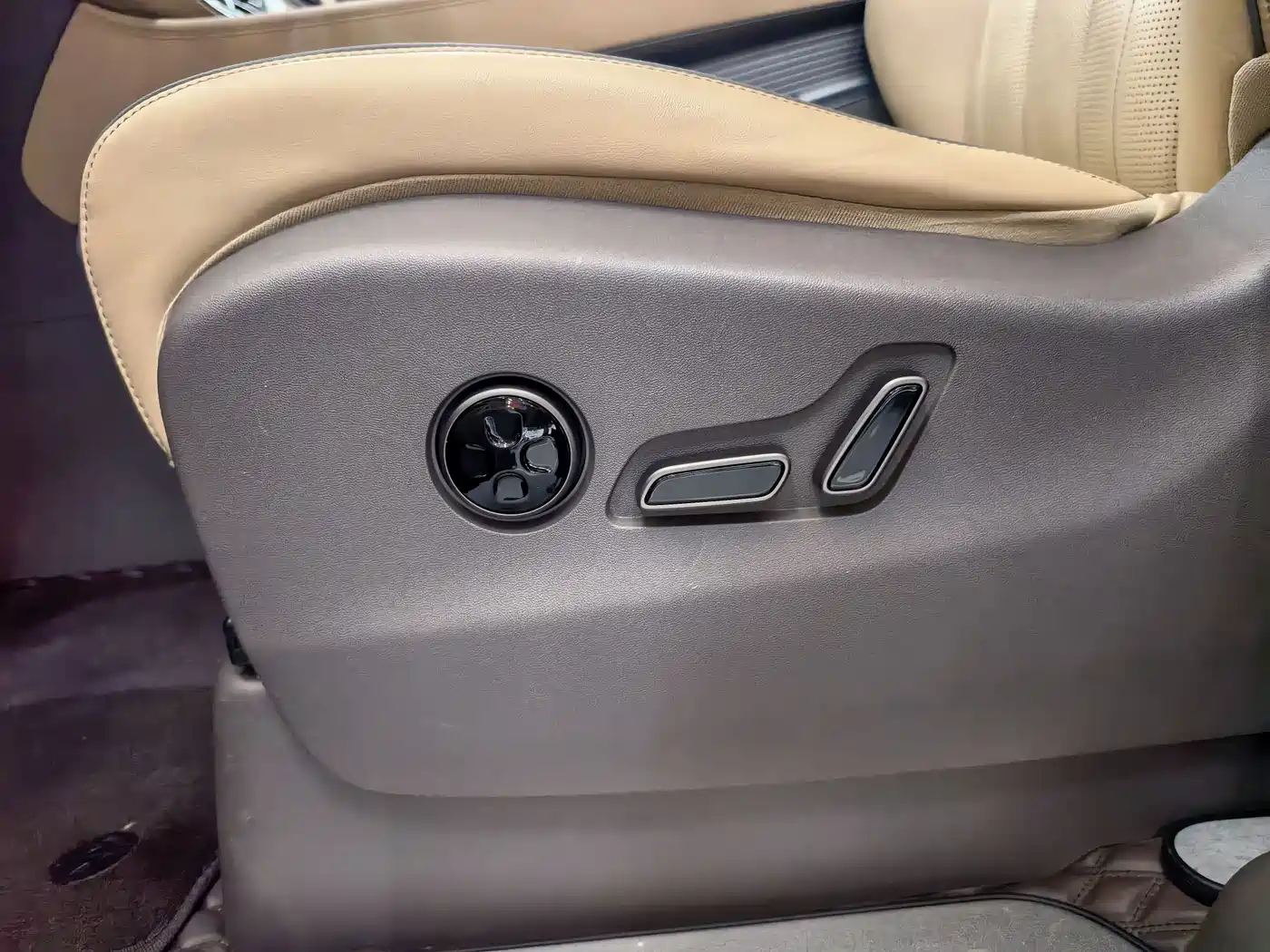 Denza D9 2022 DM-i 970 AWD Flagship фото 11