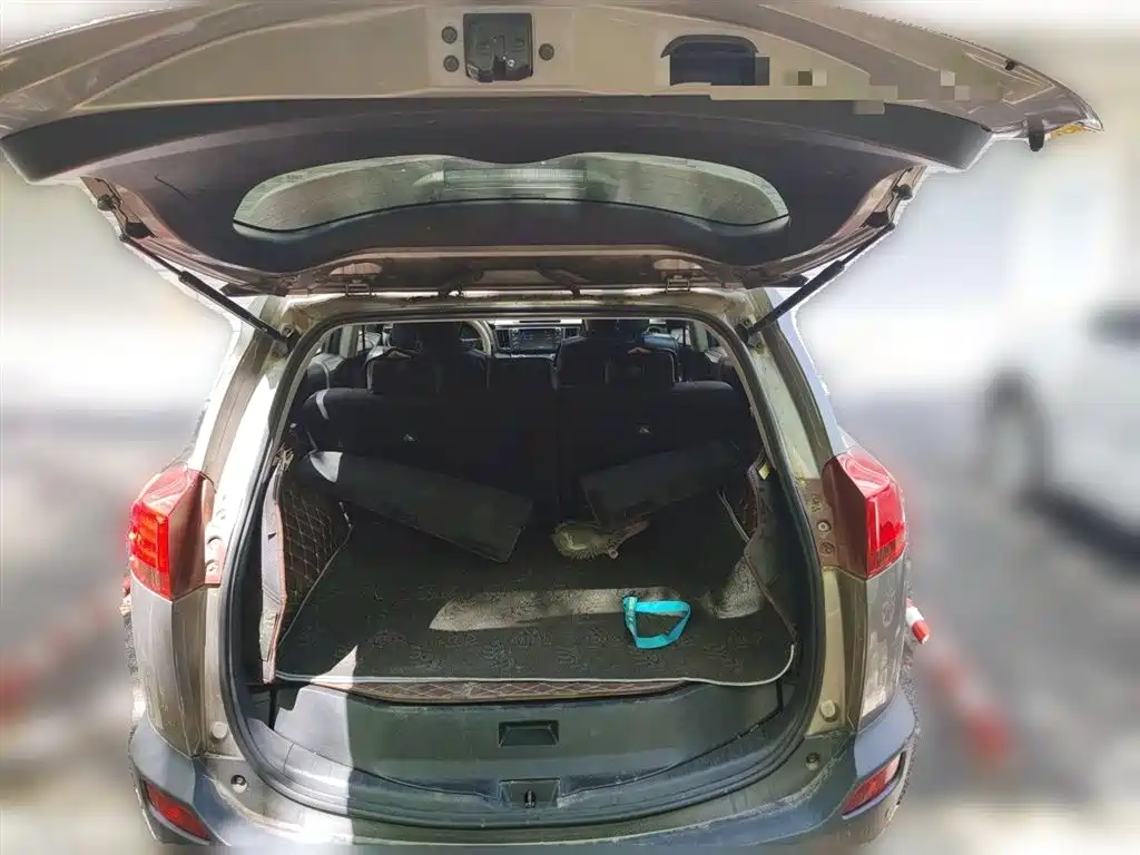 Toyota RAV4 Rongfang 2015 2.0L CVT 2WD Trend Edition фото 16
