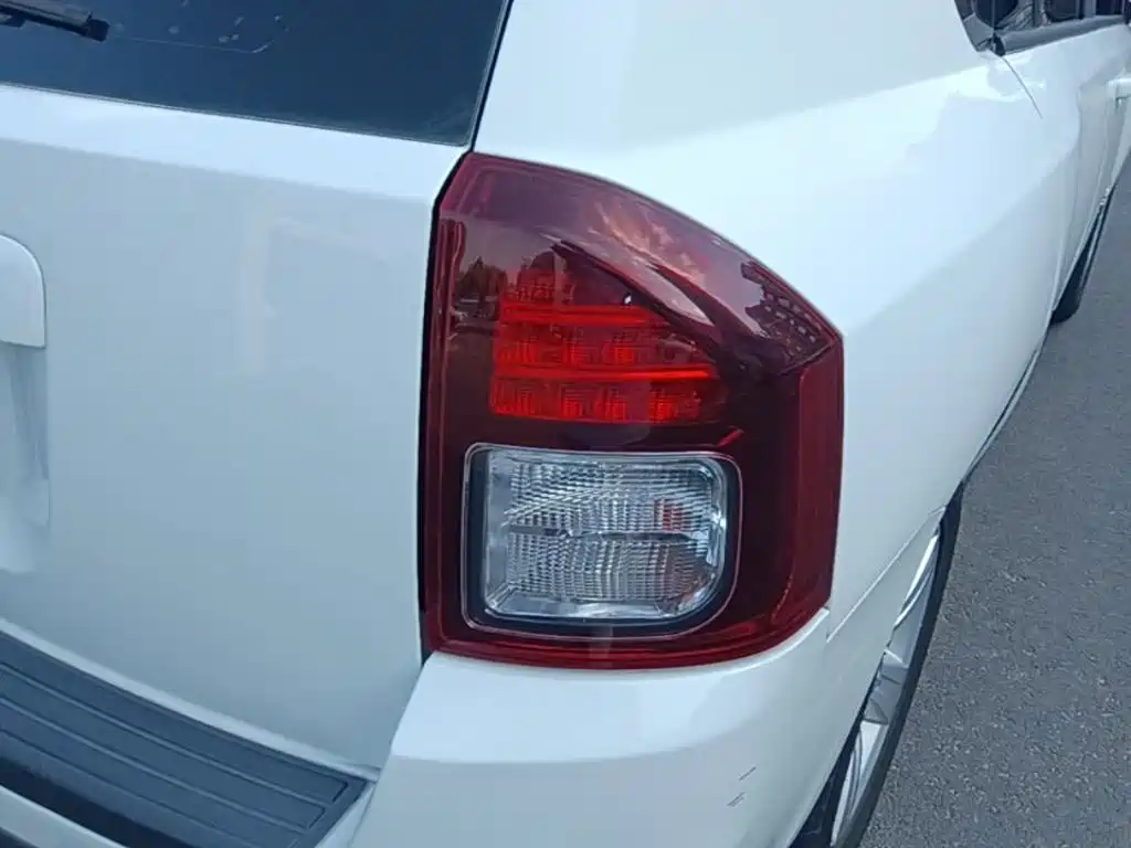 Jeep Compass (Import) 2015 2015 2.0L 2WD Sport