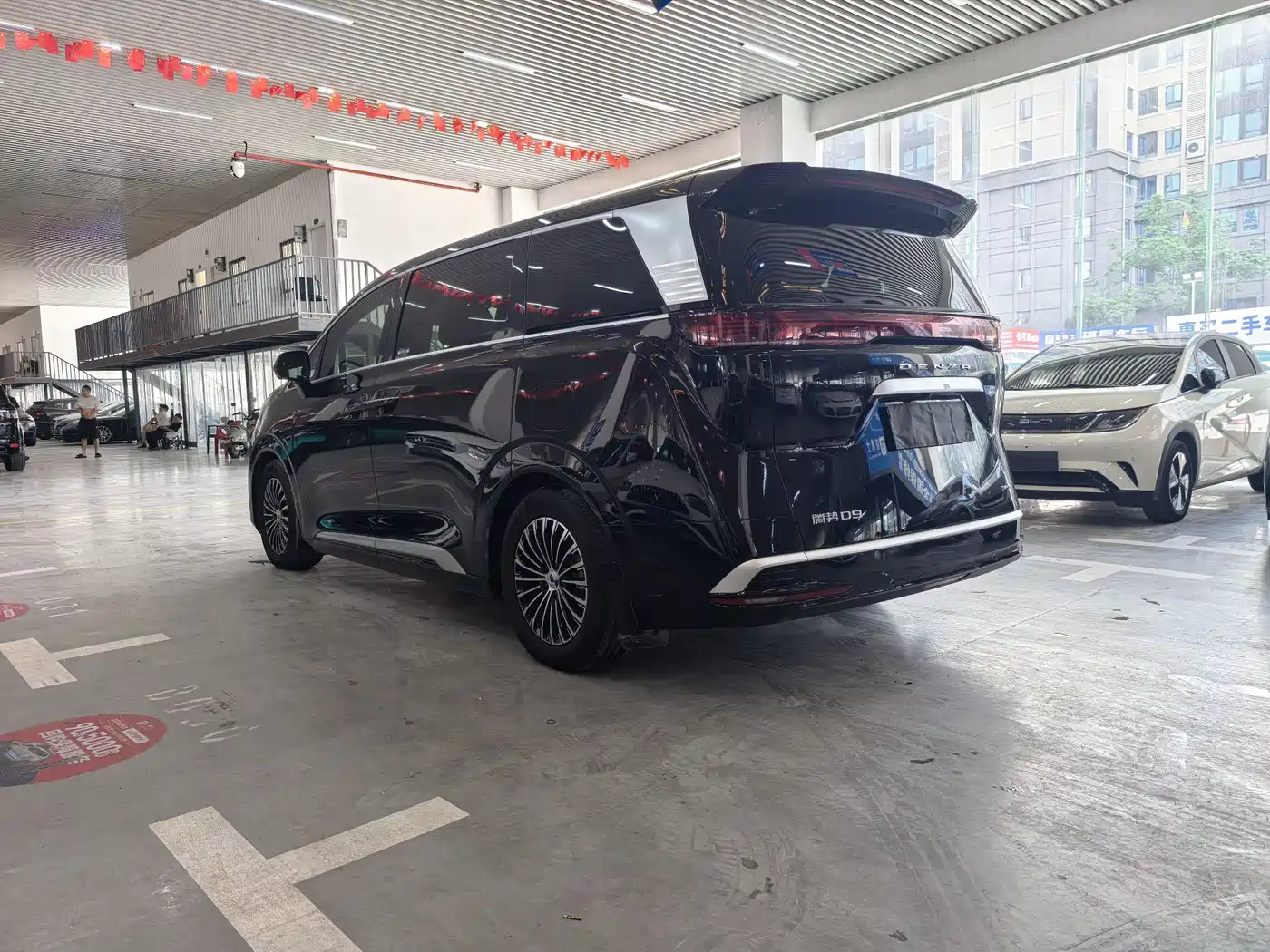 Denza D9 2022 DM-i 970 AWD Flagship фото 26