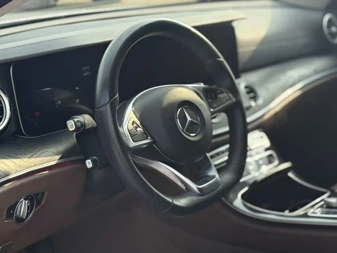 Mercedes-Benz E-Class 2016 E 200 L Sport Type фото 6