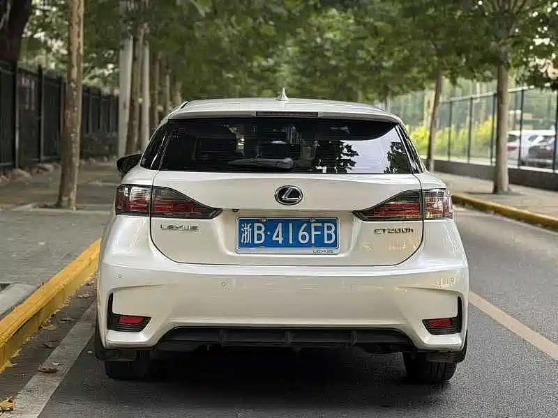 Фото 8 - Lexus CT