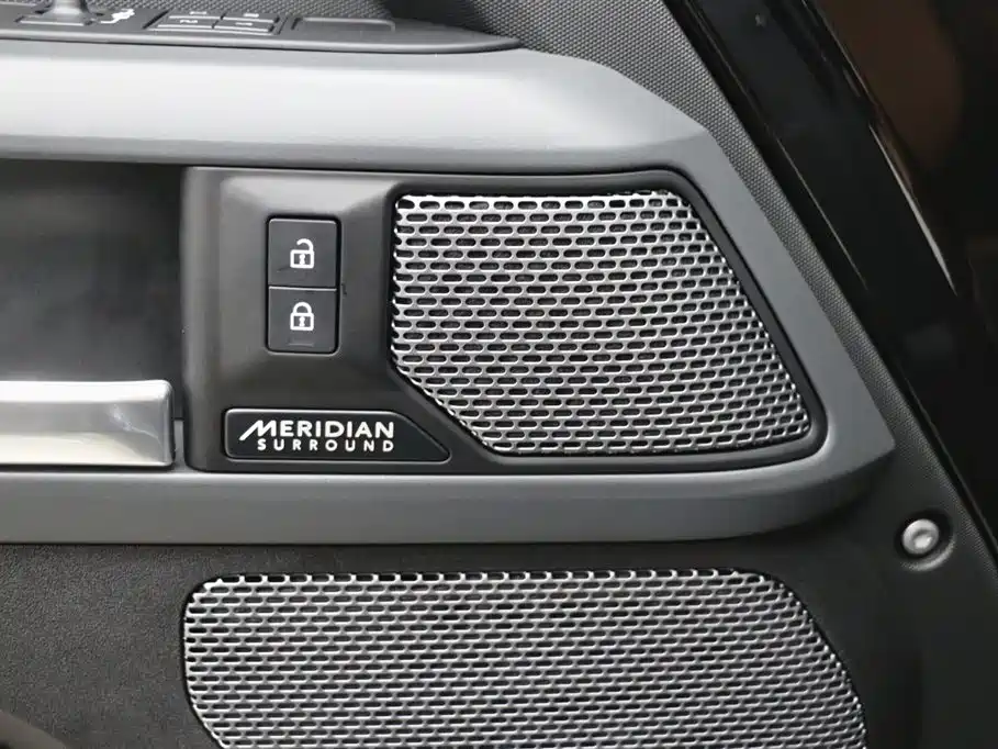 Land Rover Defender 2024 110 3.0T P400 X фото 11