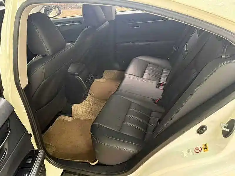 Photo 5 - Lexus ES
