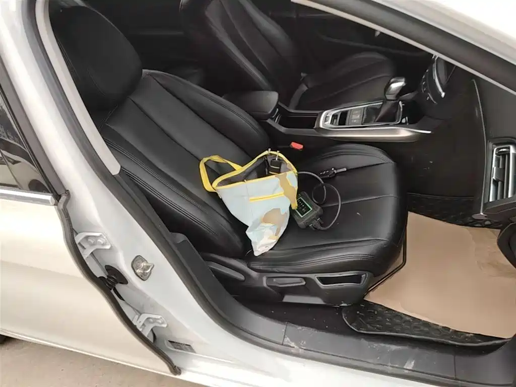 Peugeot 408 2016 1.6T Automatic Luxury Edition фото 25