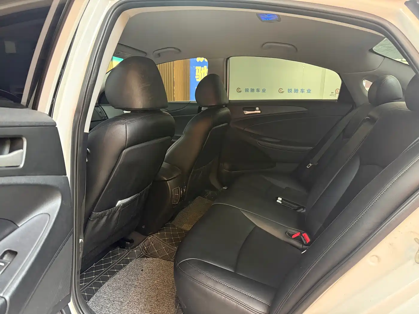 Photo 5 - Hyundai Sonata