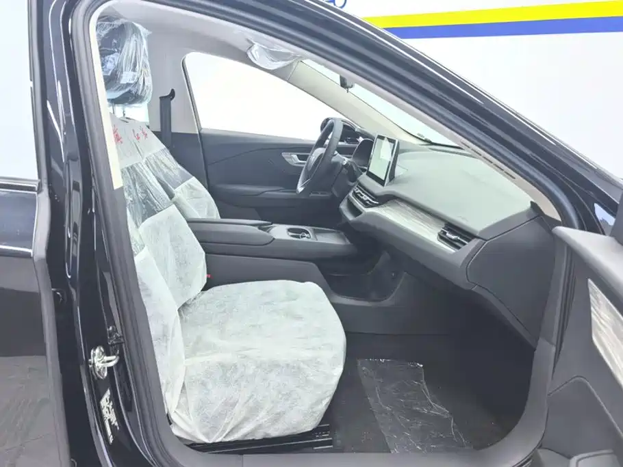 Hongqi E-QM5 2026 2025 610km PLUS