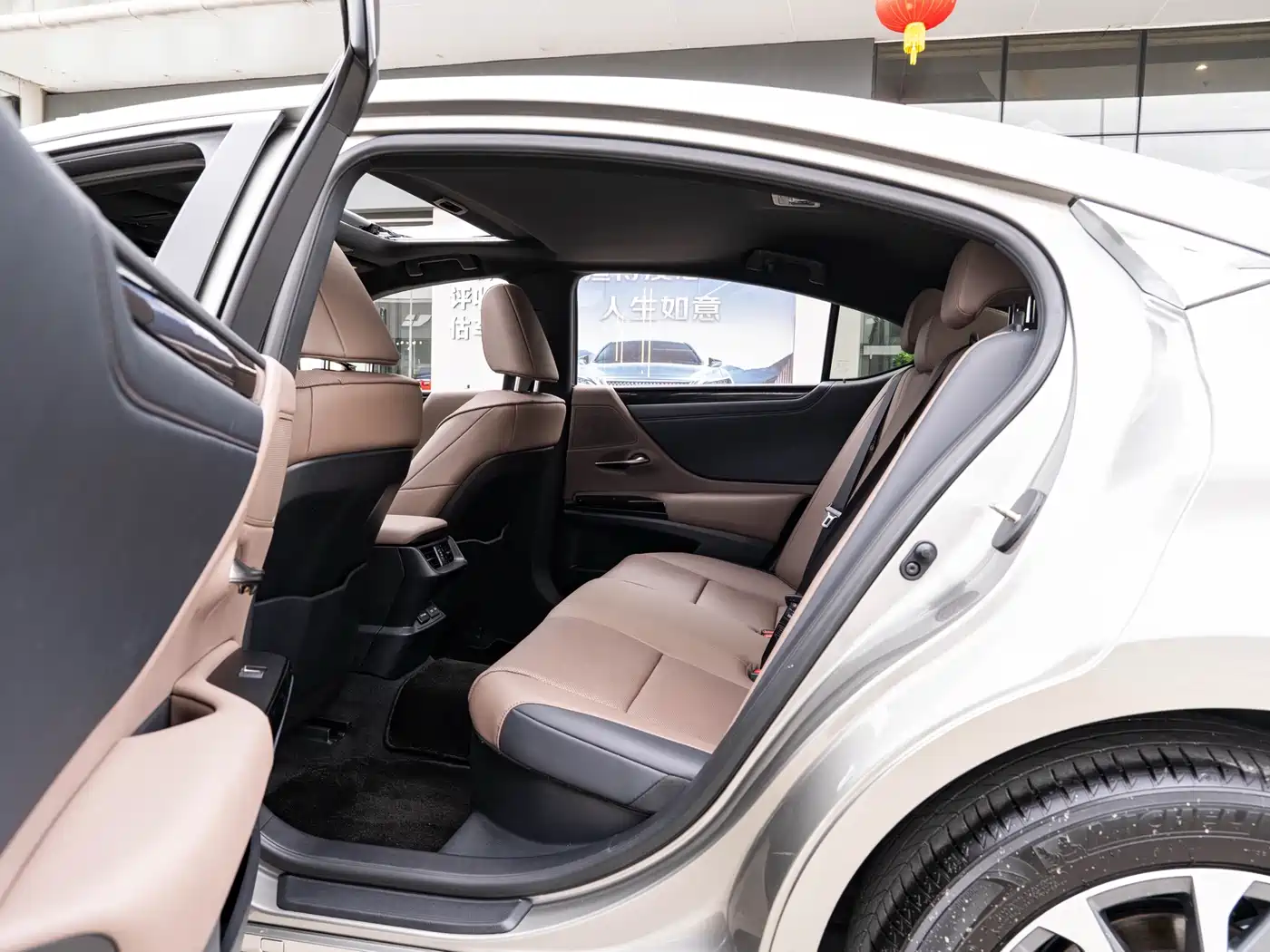 Lexus ES 2022 300h Excellence Edition фото 10