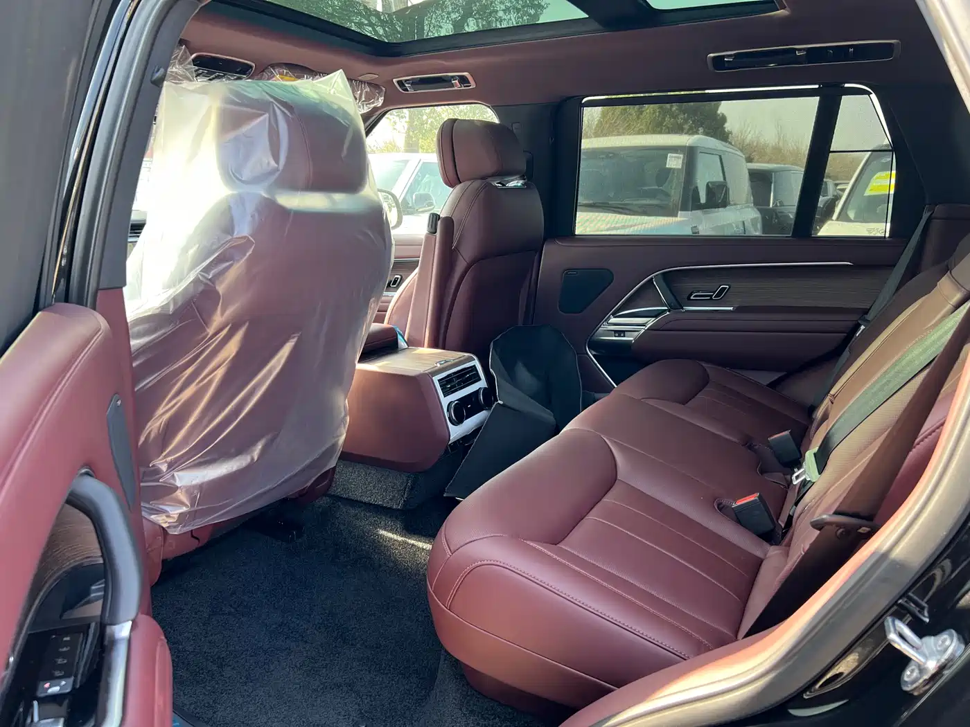 Land Rover Range Rover 2026 Model 3.0 L6 400PS SE Long Wheelbase Version фото 9