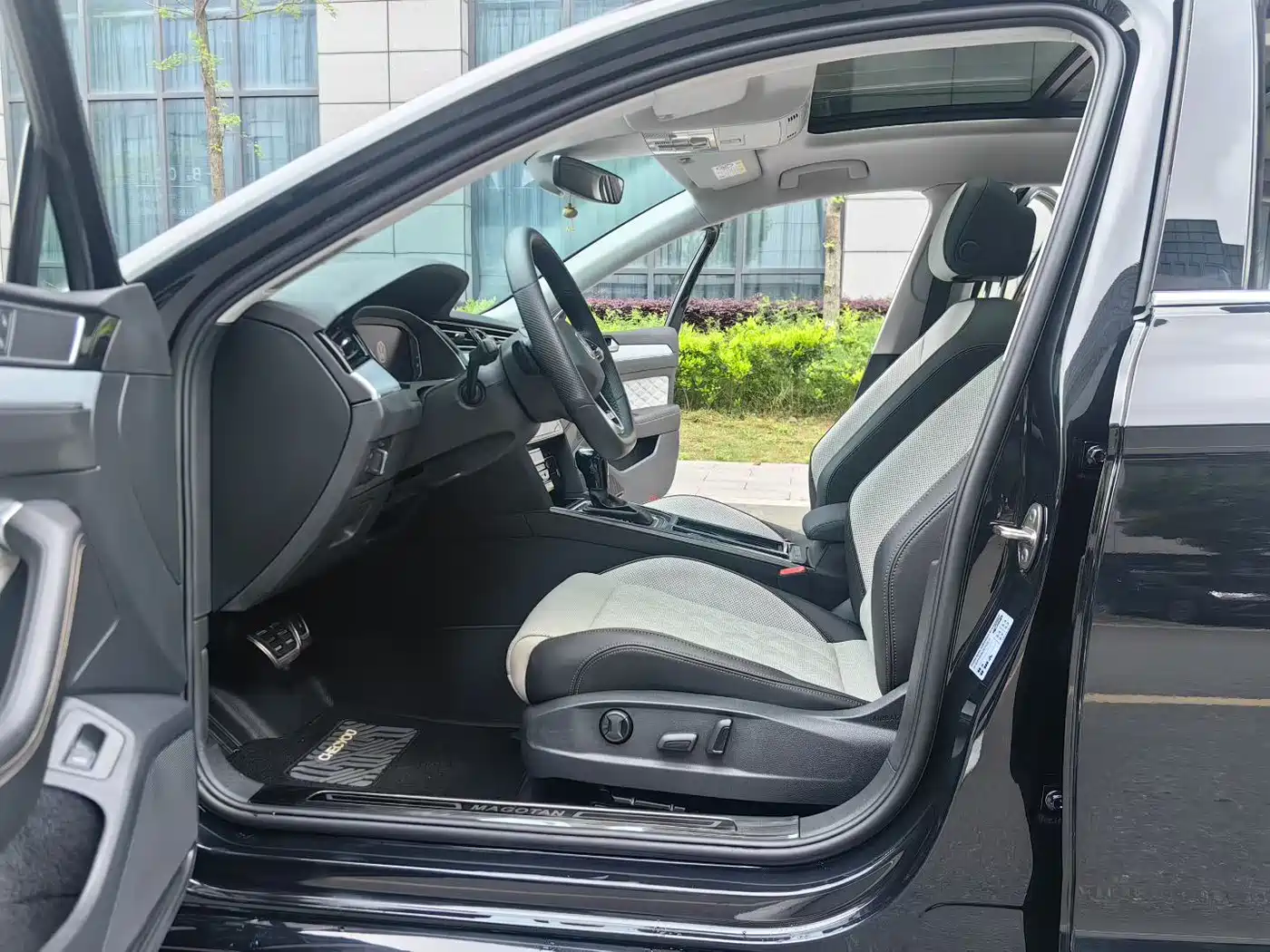 Volkswagen Magotan 2023 Model 2 Million Commemorative Edition 330TSI DSG Luxury фото 4