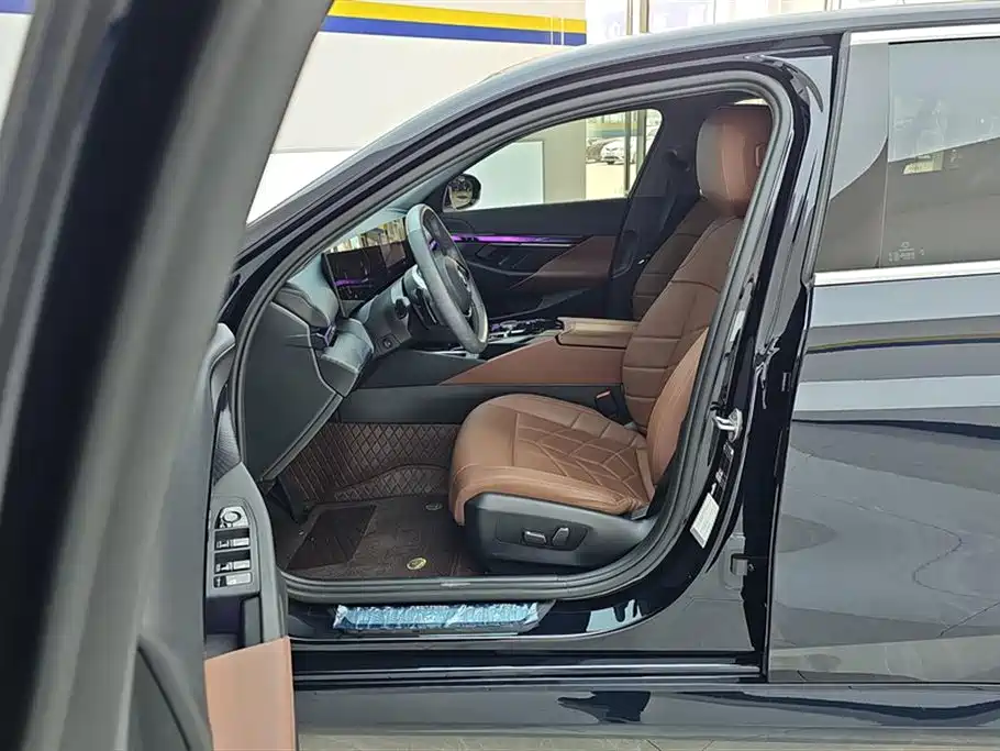 BMW 5 Series 2025 525Li Luxury Package фото 9