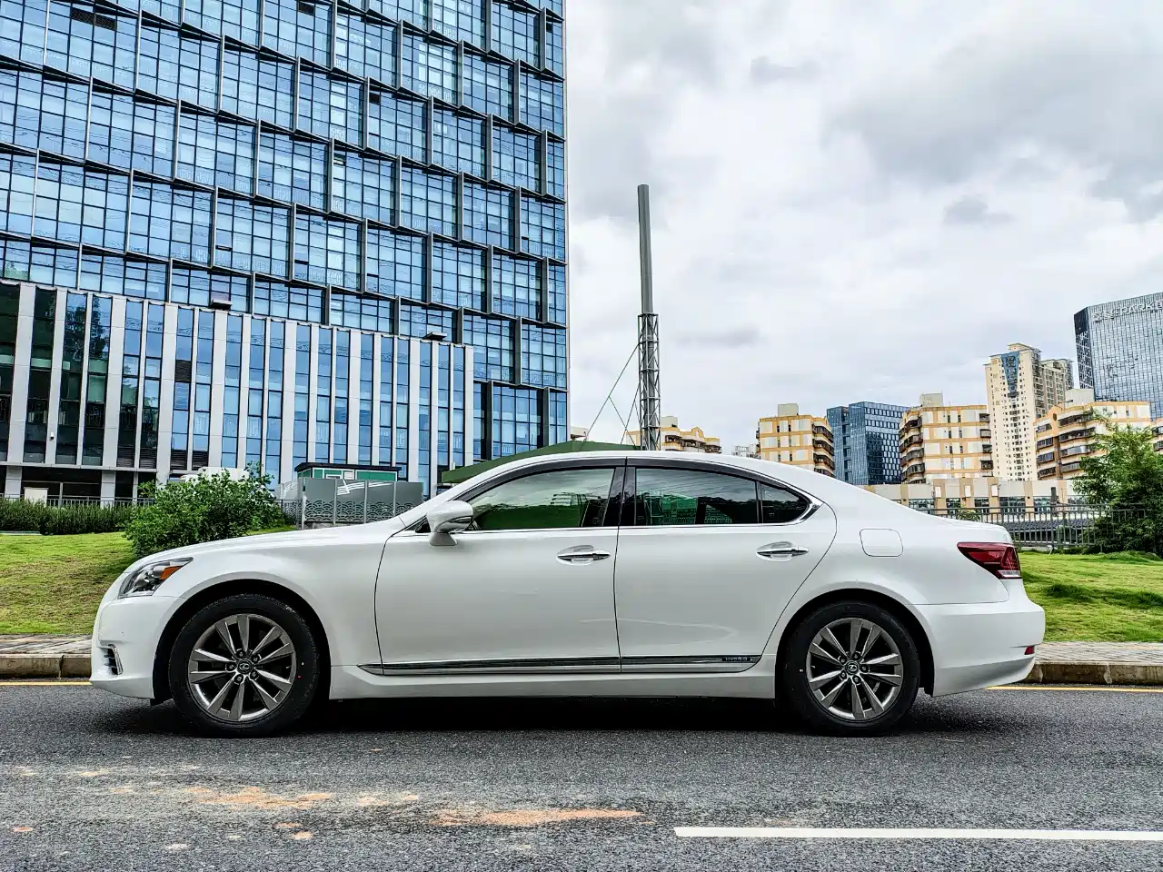 Lexus LS 2016 600hL фото 3