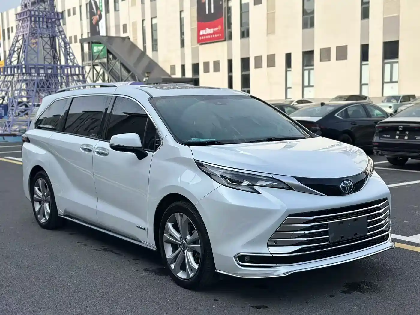 Toyota Sienna 2023 2.5L Hybrid Premium Edition фото 3
