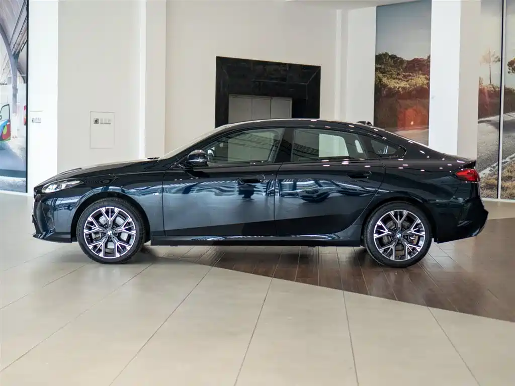 BMW 2 Series 2025 225L M Sport Package фото 5