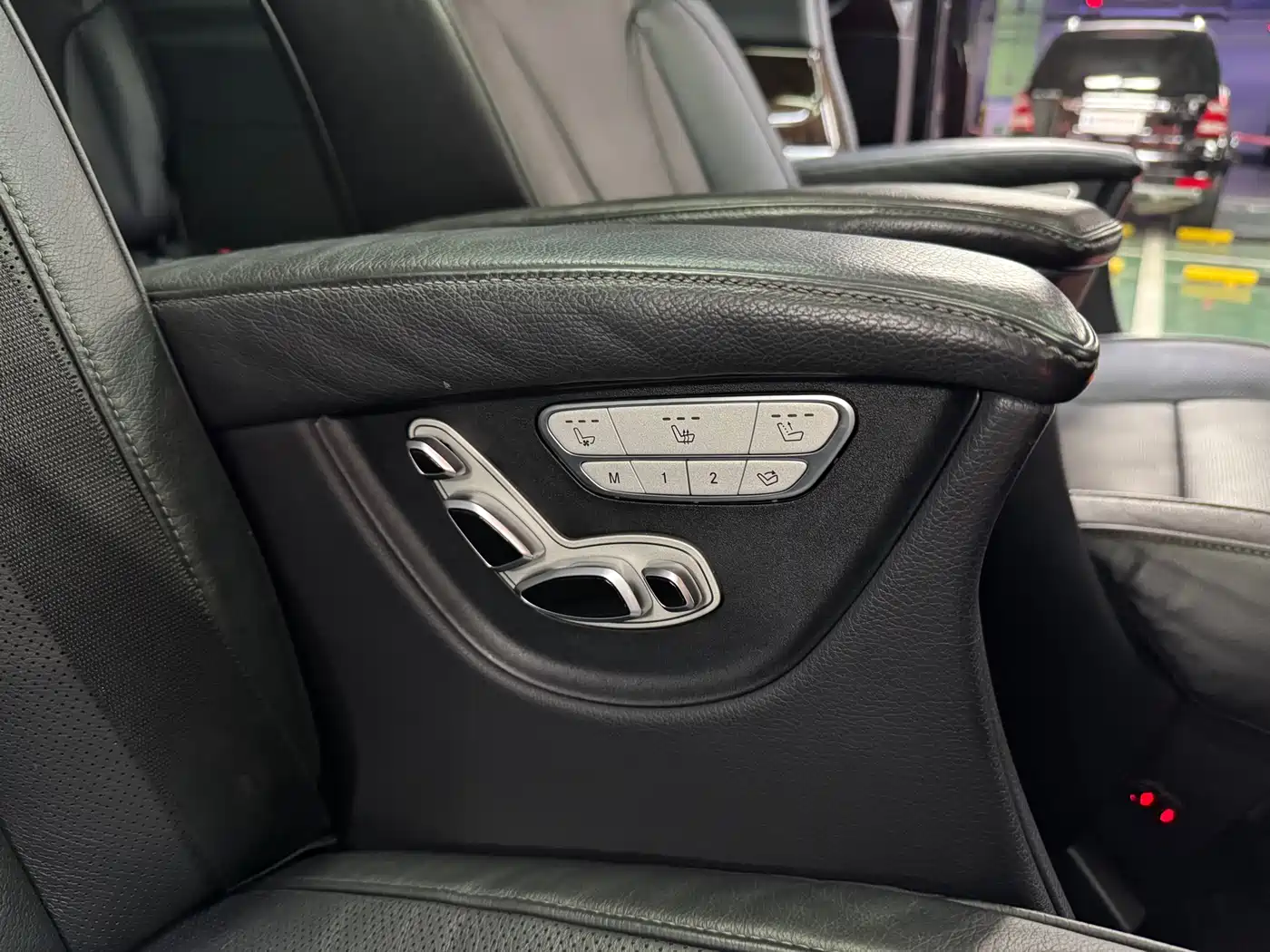 Mercedes-Benz V-Class 2017 Model V 260 L Premium Extended Edition фото 36