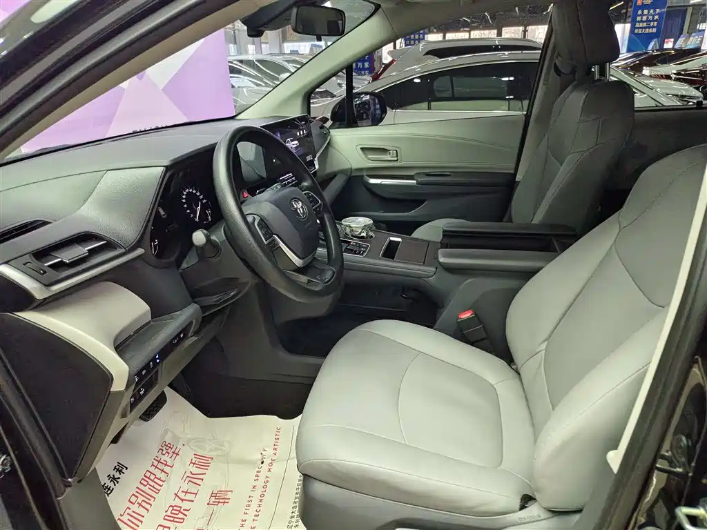Toyota Granvia 2024 2.5L Hybrid Comfort фото 10