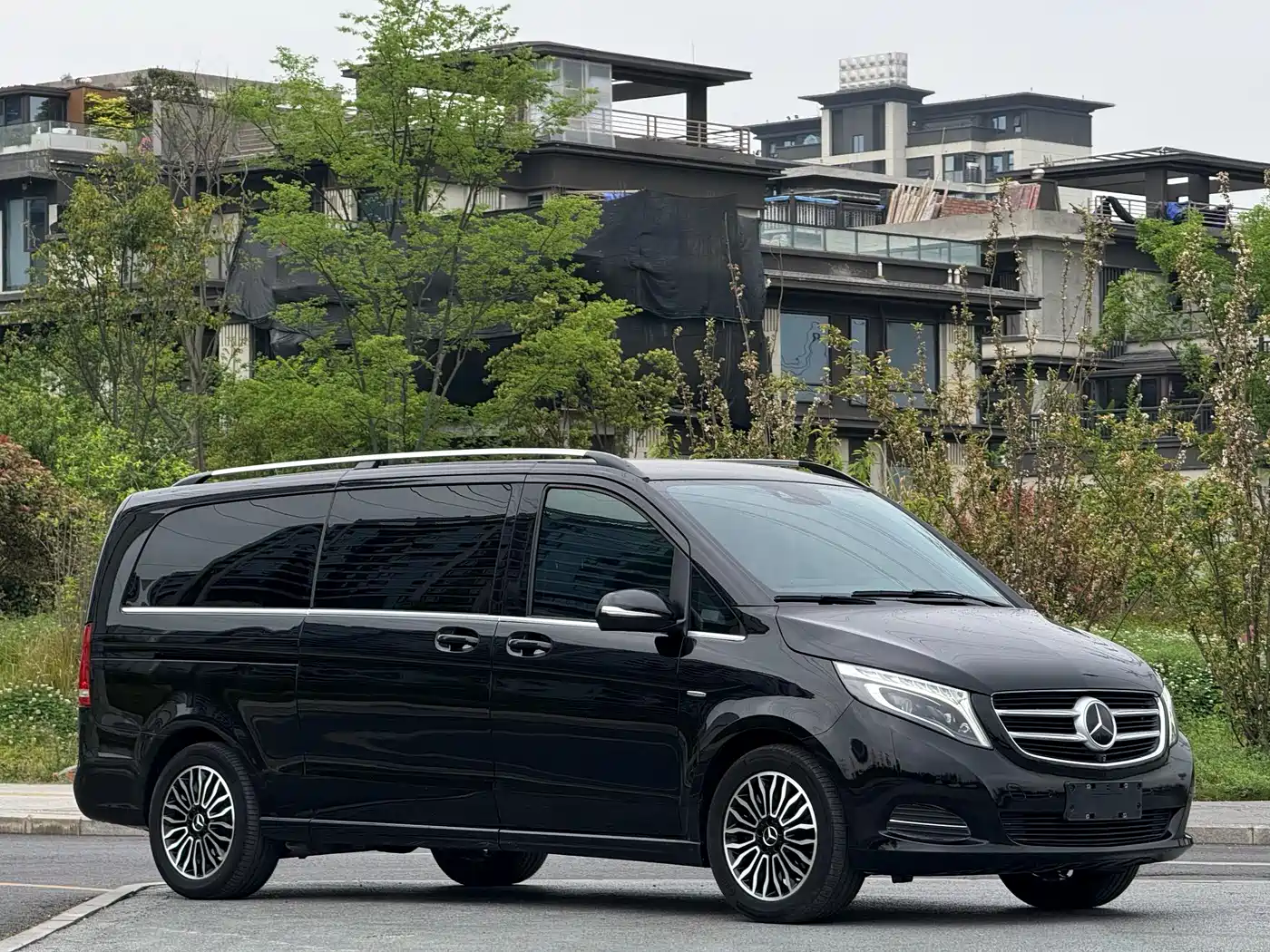 Mercedes-Benz V-Class 2017 Model V 260 L Premium Extended Edition фото 3