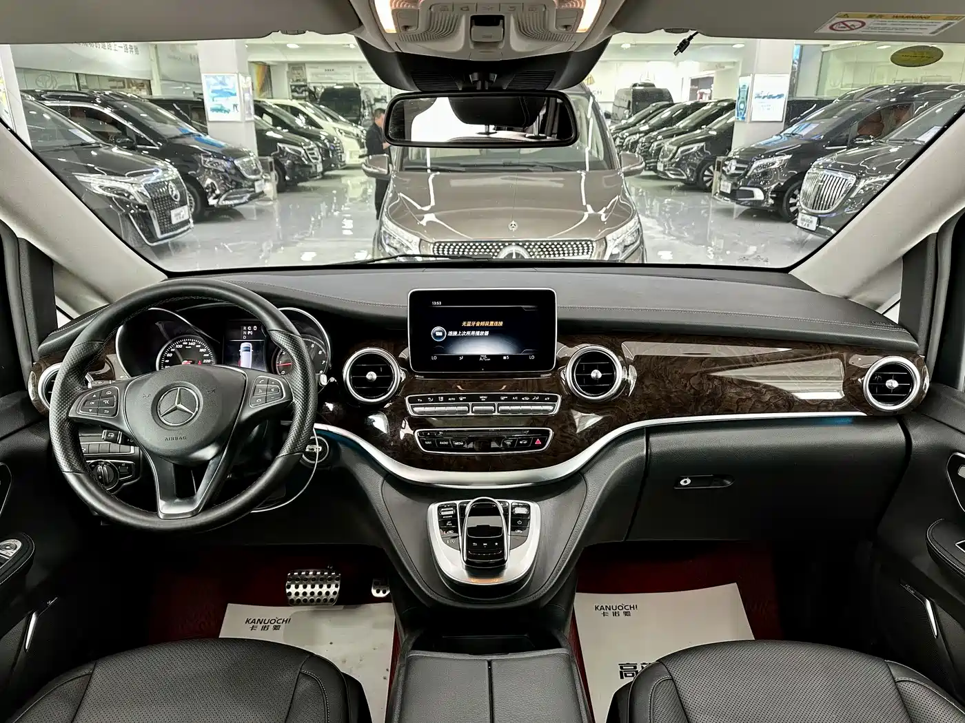 Mercedes-Benz V-Class 2017 Model V 260 L Premium Extended Edition фото 14