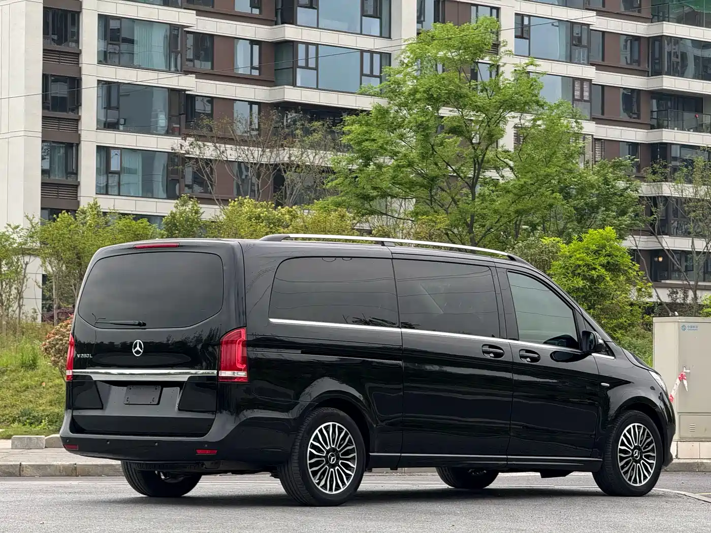 Mercedes-Benz V-Class 2017 Model V 260 L Premium Extended Edition фото 4