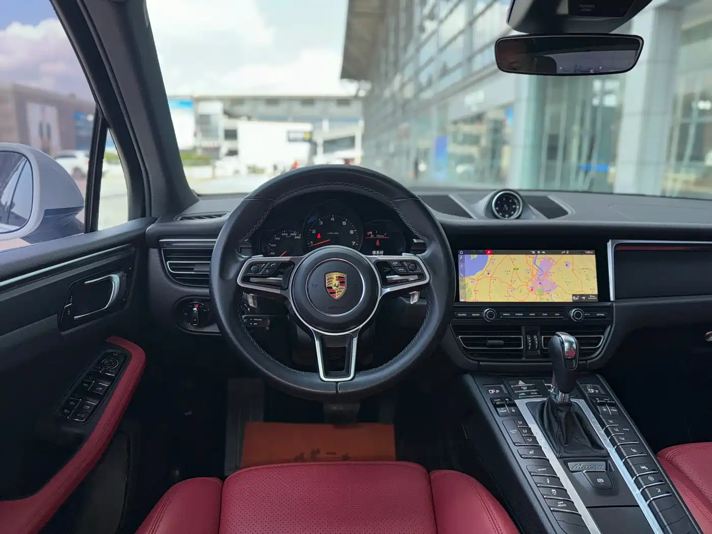 PORSCHE MACAN