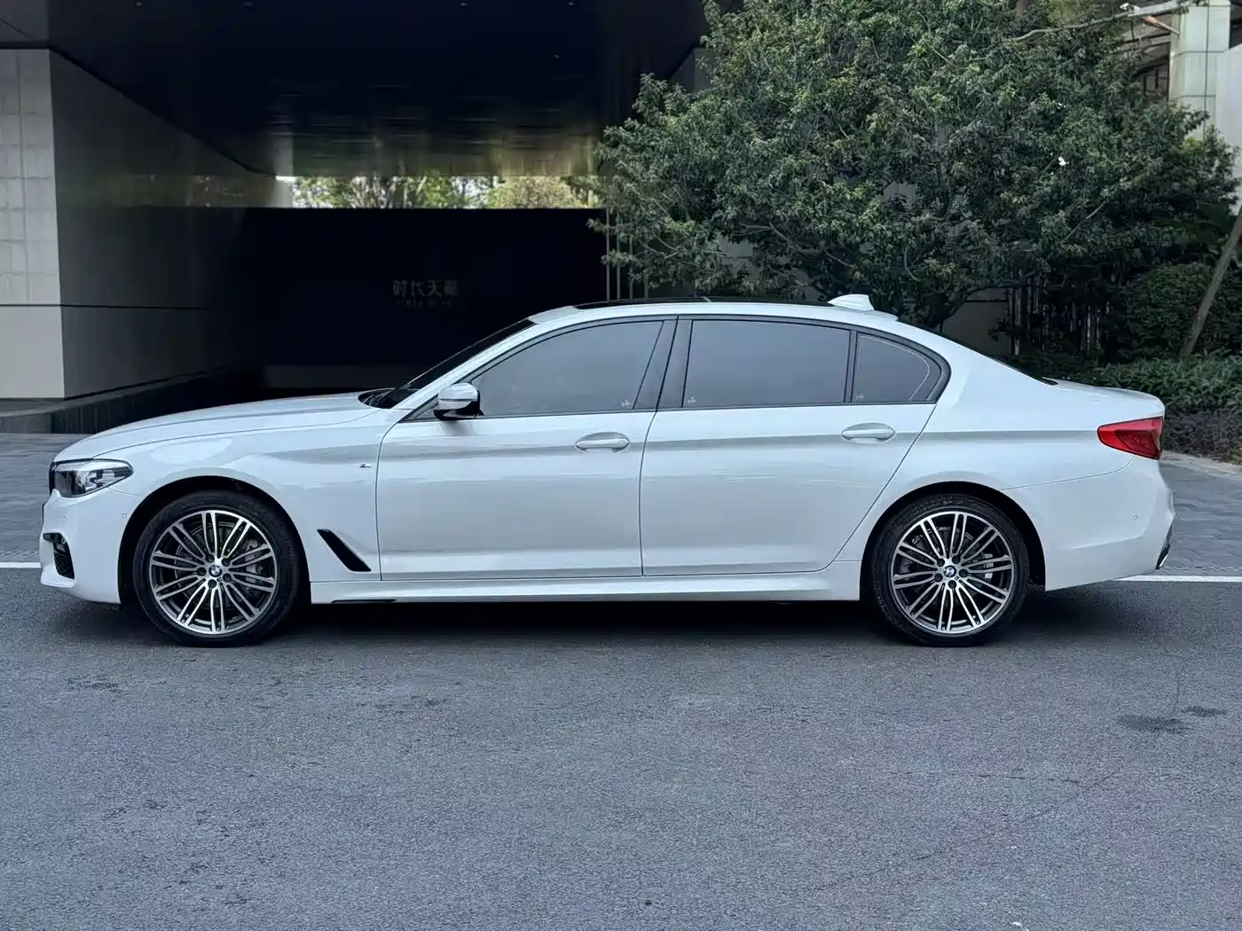 BMW 5 Series 2019 530Li Leading M Sport Package фото 4