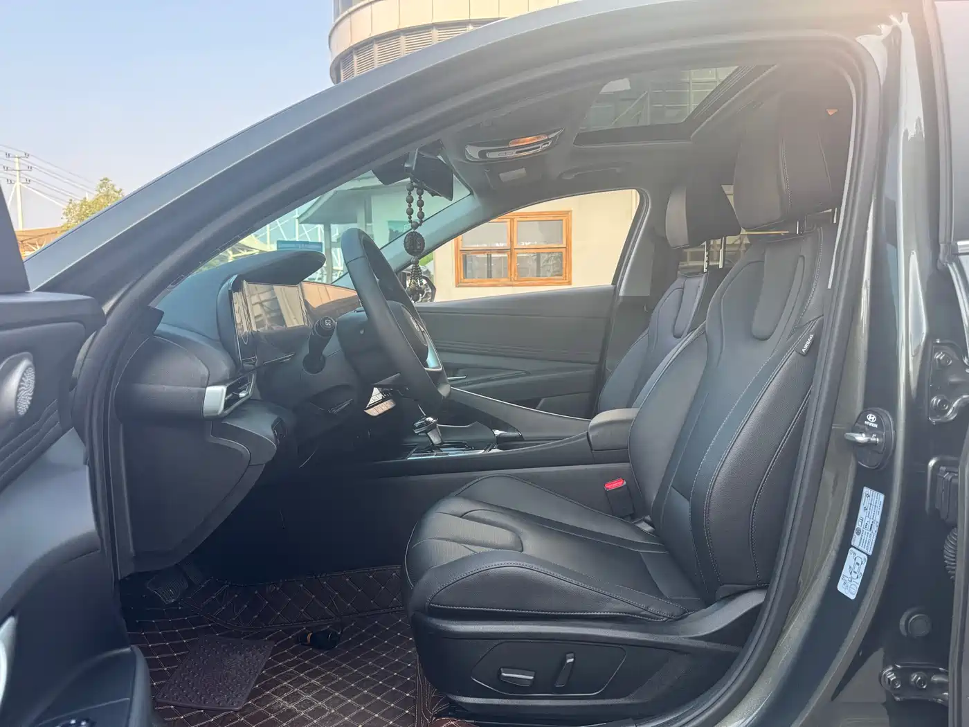 Hyundai Elantra 2023 Model 1.5L CVT LUX Premium Edition фото 10