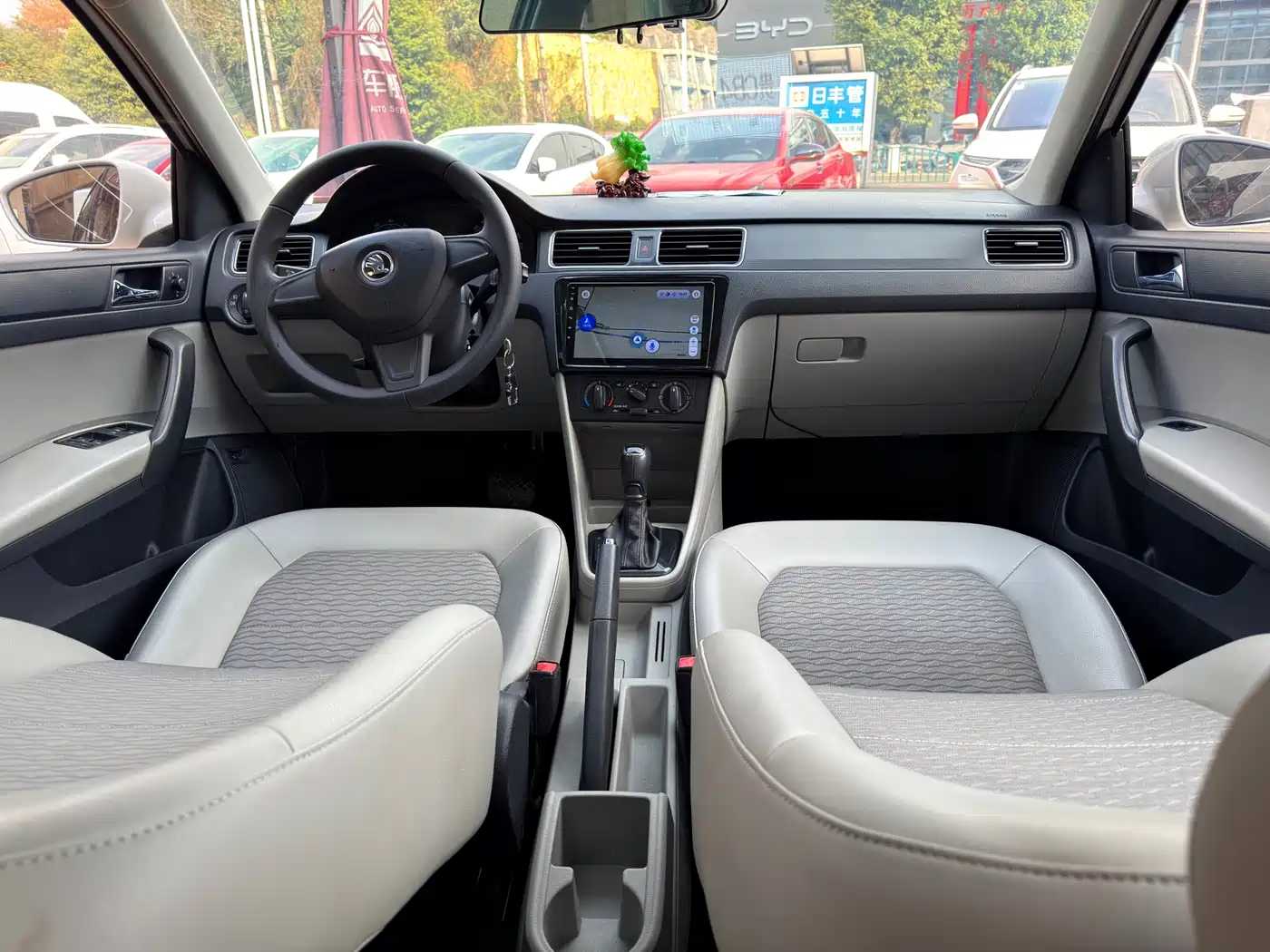 Škoda Rapid 2016 1.6L Automatic Pioneer Edition фото 10