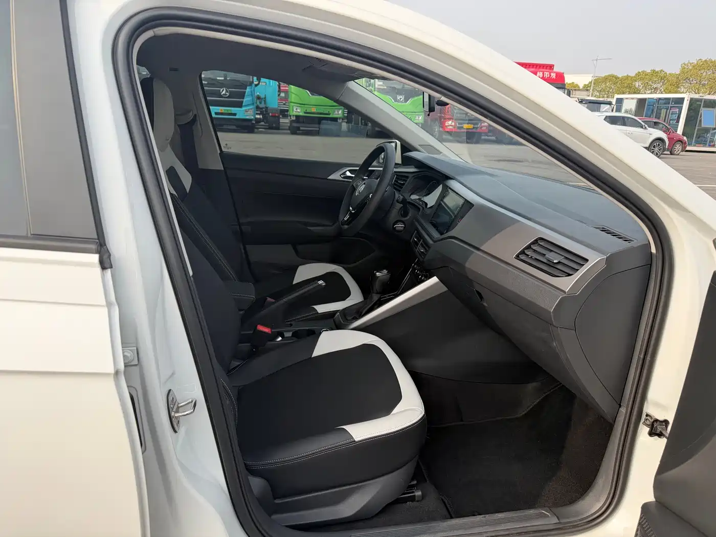 Volkswagen Polo 2019 Plus 1.5L Automatic Colorful Tech Edition фото 4
