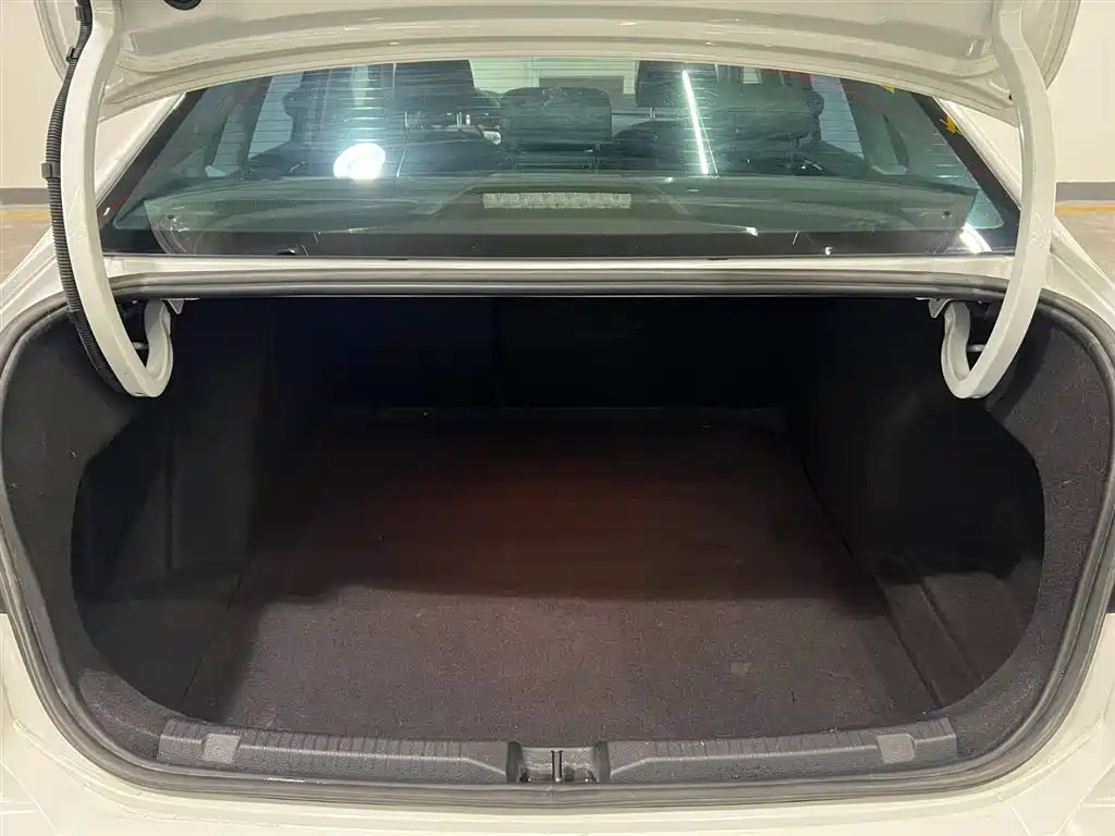 Volkswagen Lavida 2023 1.5L Auto Delight Edition фото 7