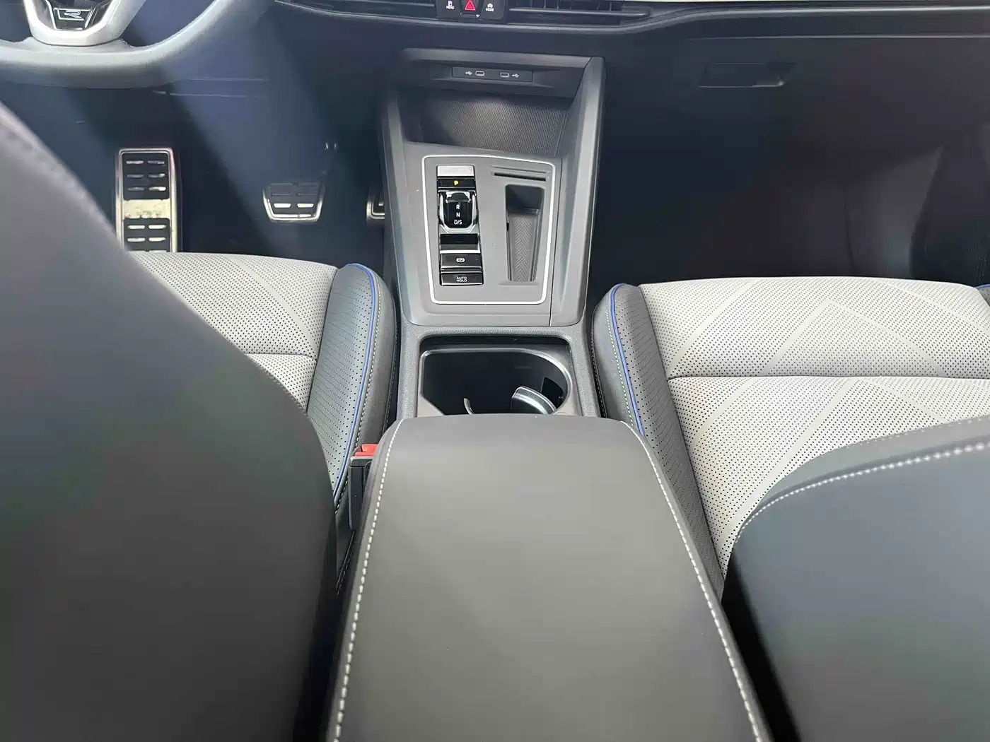 Volkswagen Golf 2025 Facelift 300TSI R-Line фото 21