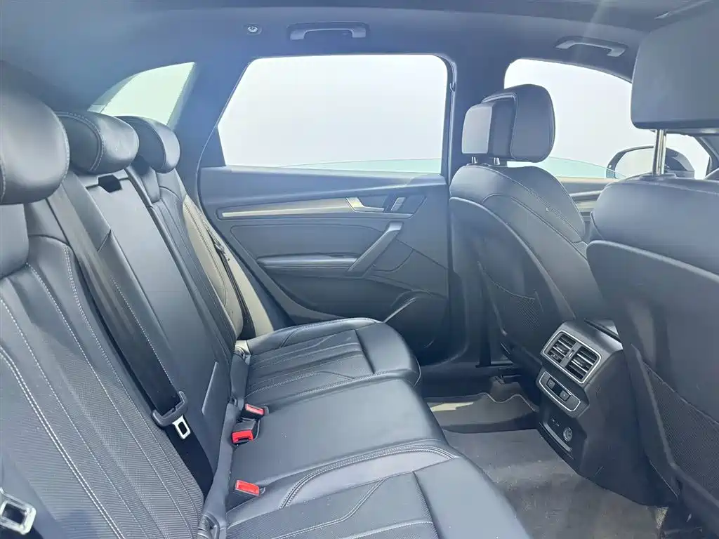 Audi Q5L 2024 Model 40 TFSI Luxury Dynamic фото 8