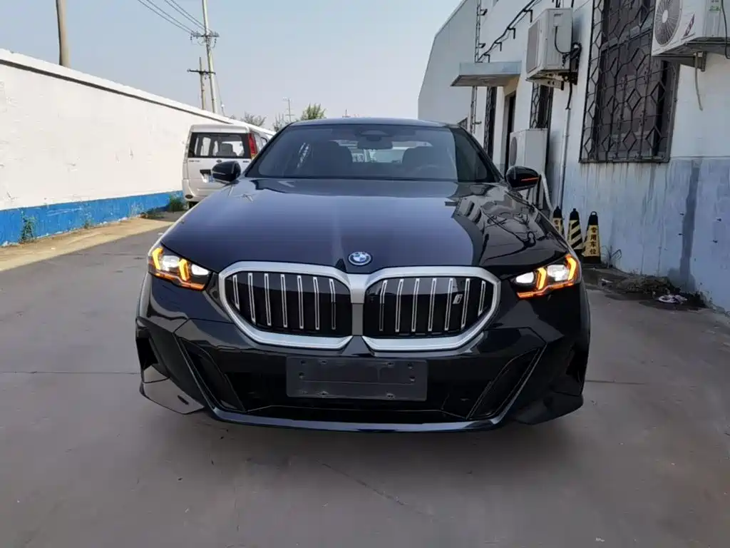 Photo 3 - BMW i5