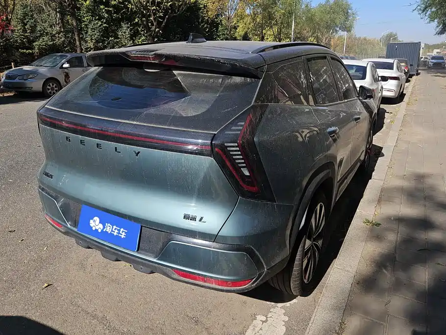Фото 3 - Geely Atlas L