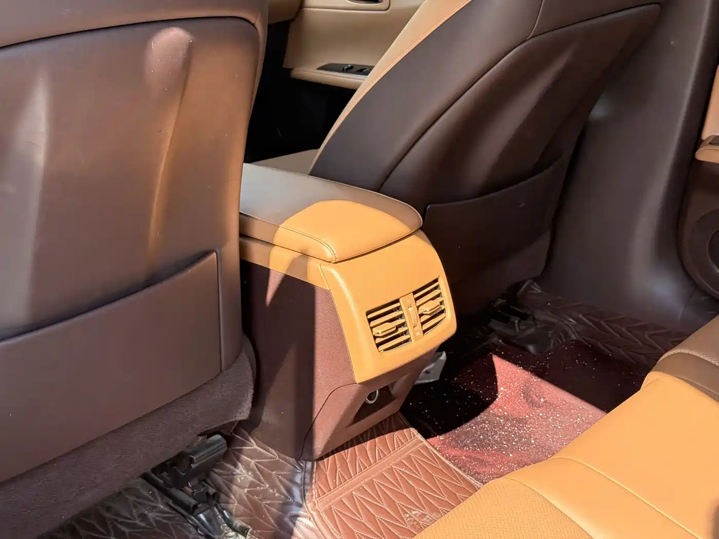 Фото 9 - Lexus ES