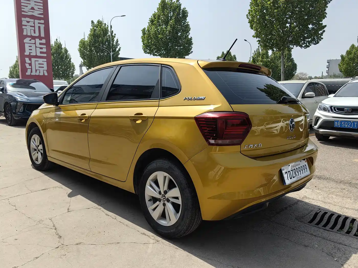 VOLKSWAGEN POLO