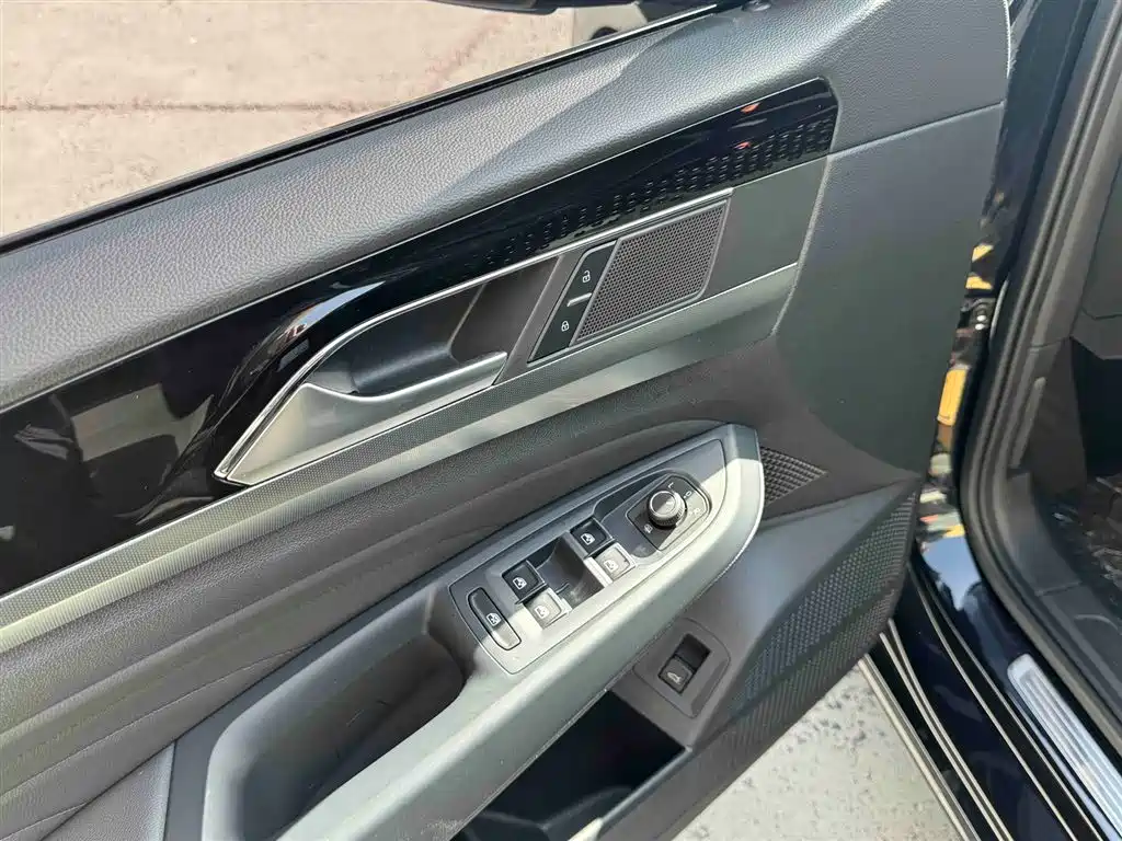 Volkswagen Passat 2022 330TSI Elite Edition фото 23
