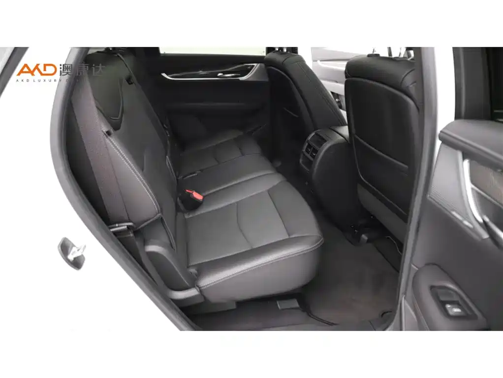 Photo 8 - Cadillac XT5