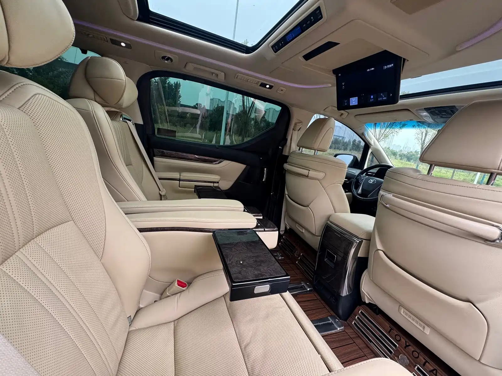 صورة 11 - Toyota Alphard