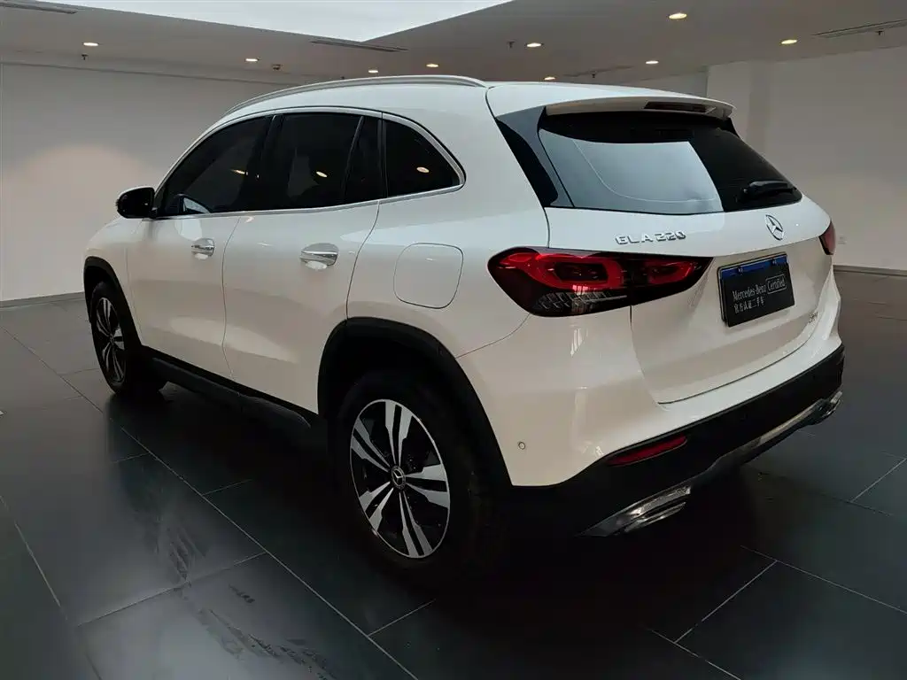 MERCEDES-BENZ GLA