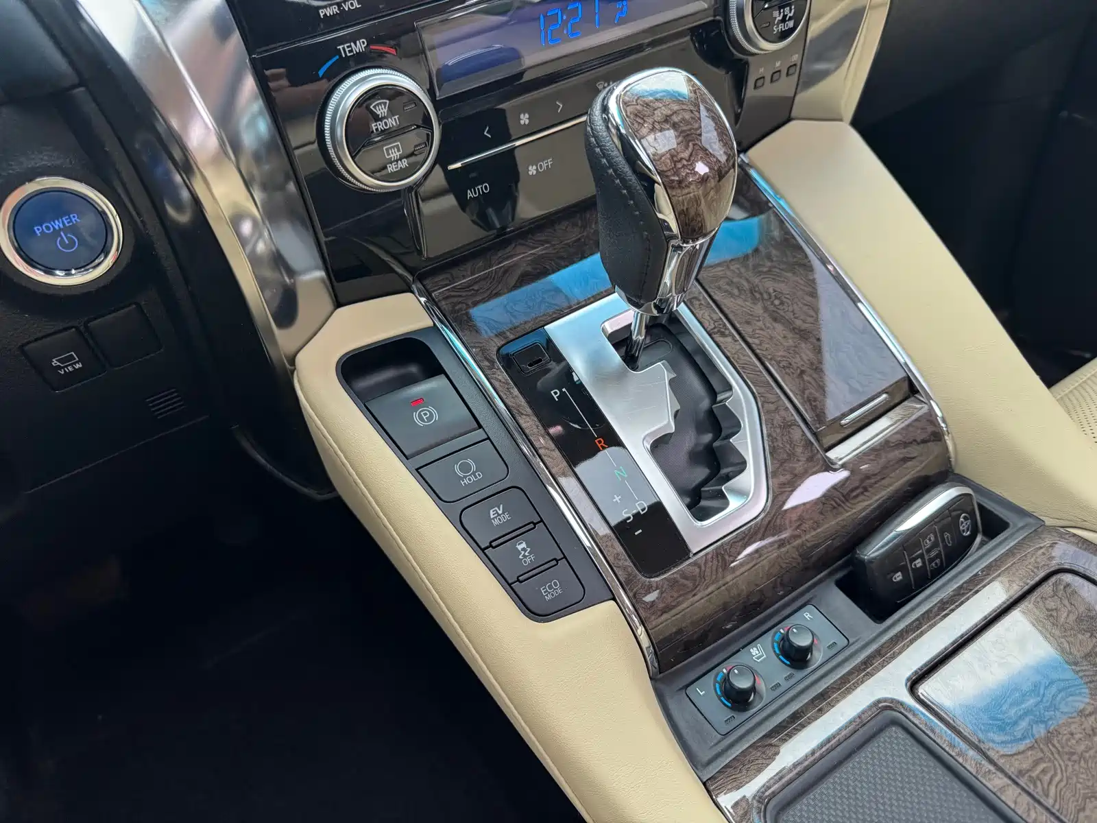 صورة 15 - Toyota Alphard