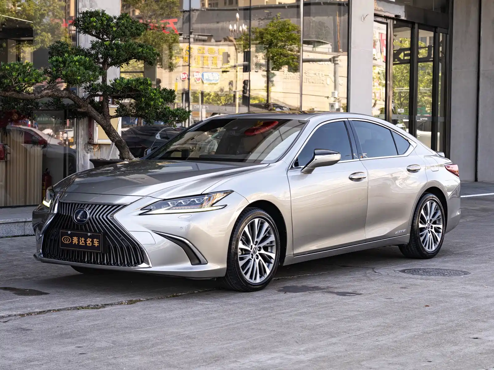 Photo 1 - Lexus ES
